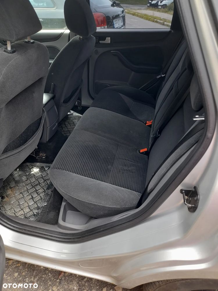 Ford Focus 2.0 Ghia - 13