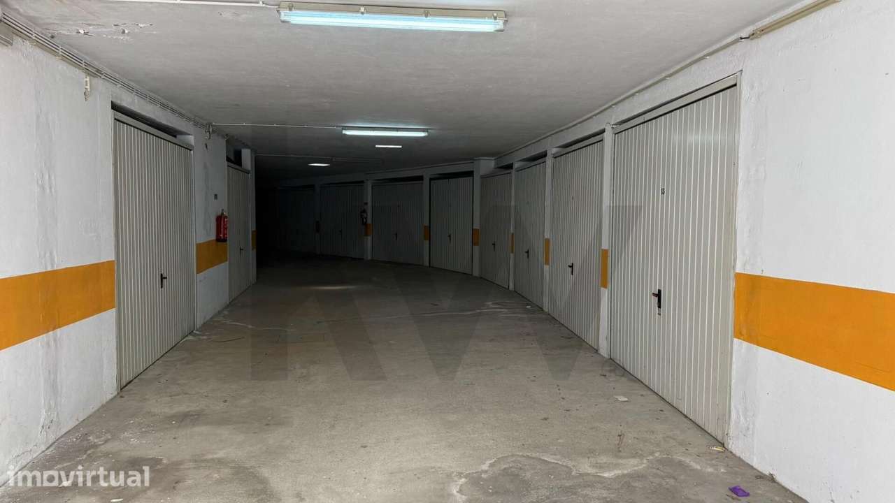Oportunidade de Investimento: Lote de 10 Garagens Fechadas no Centro d - Grande imagem: 2/6