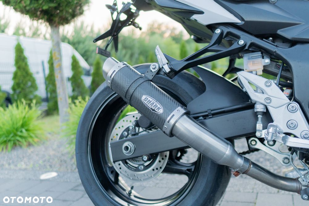 Suzuki GSR - 19
