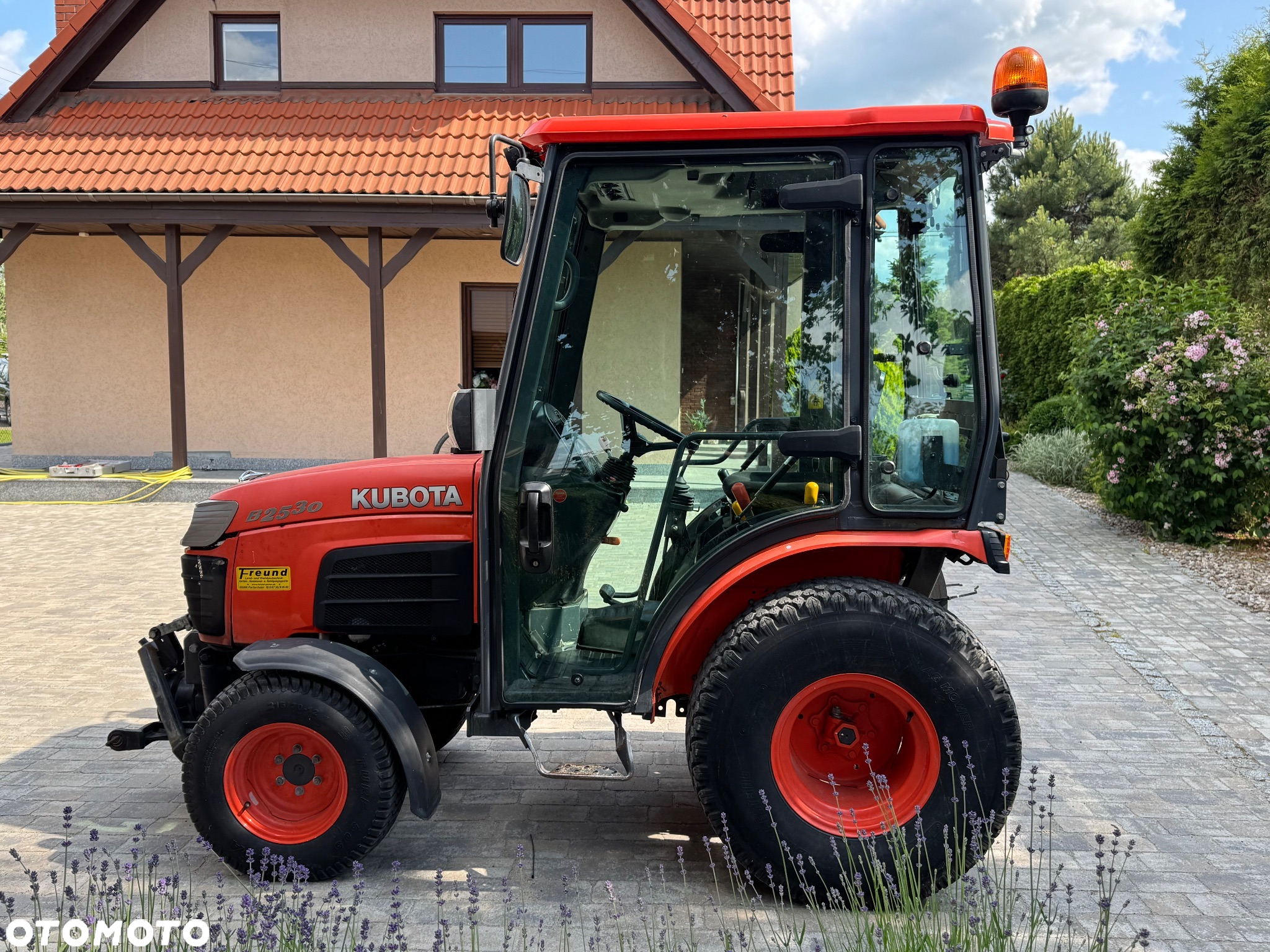 Kubota B 2530 - B5 4x4 Ciągnik Sadowniczy Pełne wyposażenie wszystkie przyłącza Klima Stan Unikatowy Nowy - 13