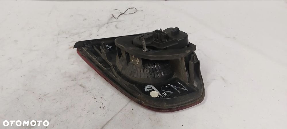 .  LAMPA LEWA W KLAPE VOLKSWAGEN GOLF VI 6 - 4