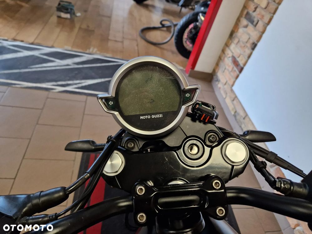 Moto Guzzi V7 - 12