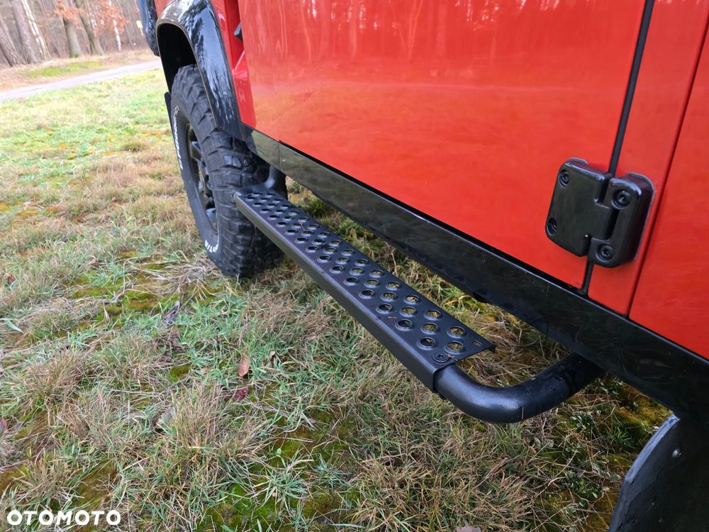 Land Rover Defender - 25