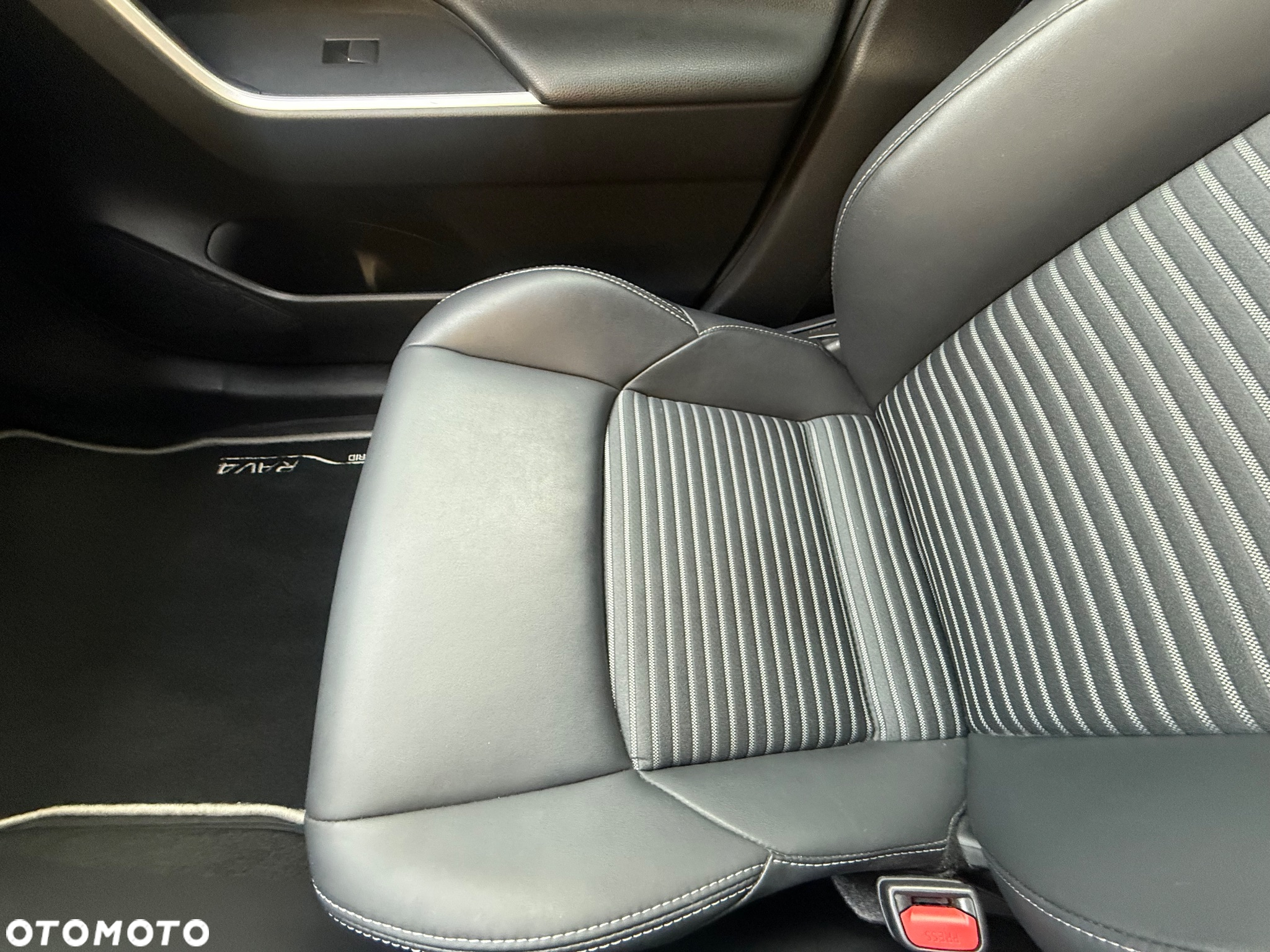 Toyota RAV4 2.5 Hybrid Black Edition by JBL 4x4 - 15