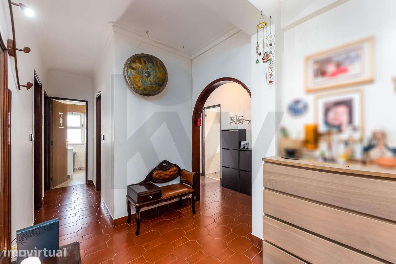 Apartamento T3 com arrecadação junto à estação das Mercês - Grande imagem: 3/34