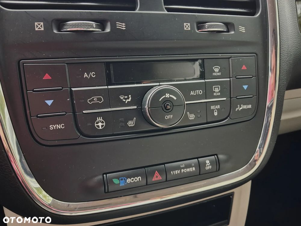 Chrysler Town & Country 3.6 Touring - 40