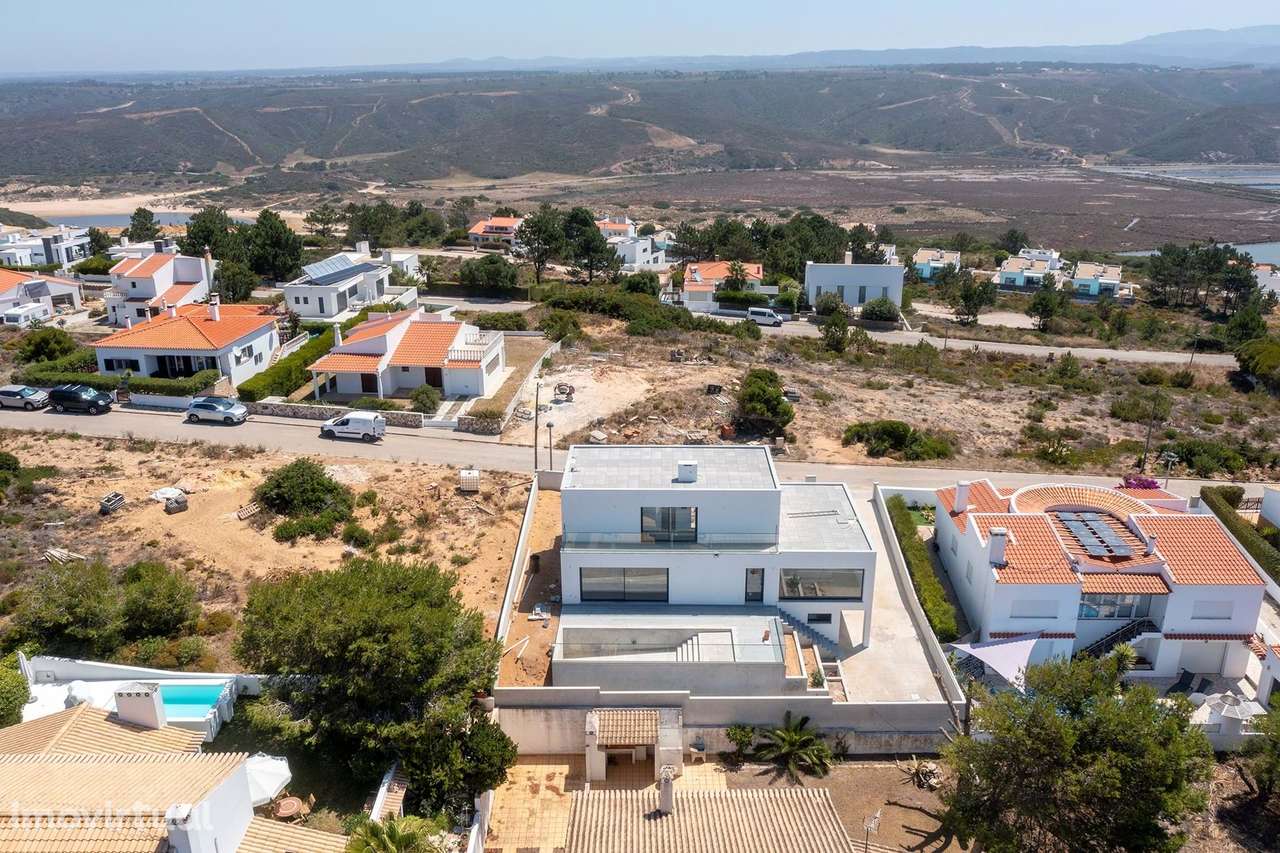 MORADIA MODERNA T4 EM CONSTRUÇÃO COM PISCINA; GARAGEM E VISTAS DISTANT - Grande imagem: 4/13