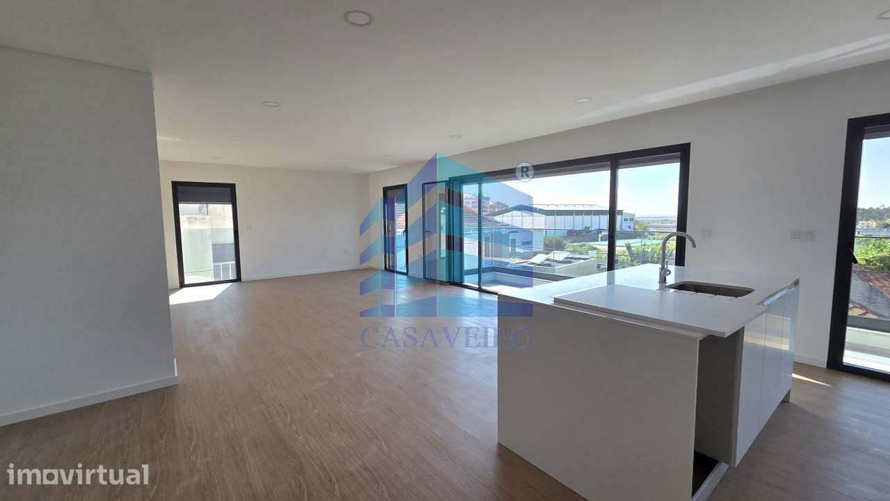 Apartamento T2 Duplex com terraço e Garagem Fechada - Grande imagem: 2/24