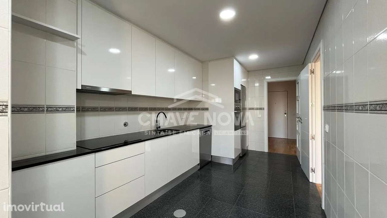 T2+1 Renovado na Madalena Com varanda, Box e Vista Mar - Grande imagem: 3/26