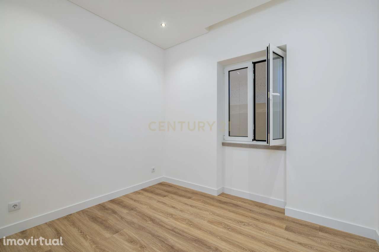 Apartamento T3, renovado e com logradouro de 146 m2, no centro de Loul - Grande imagem: 4/33