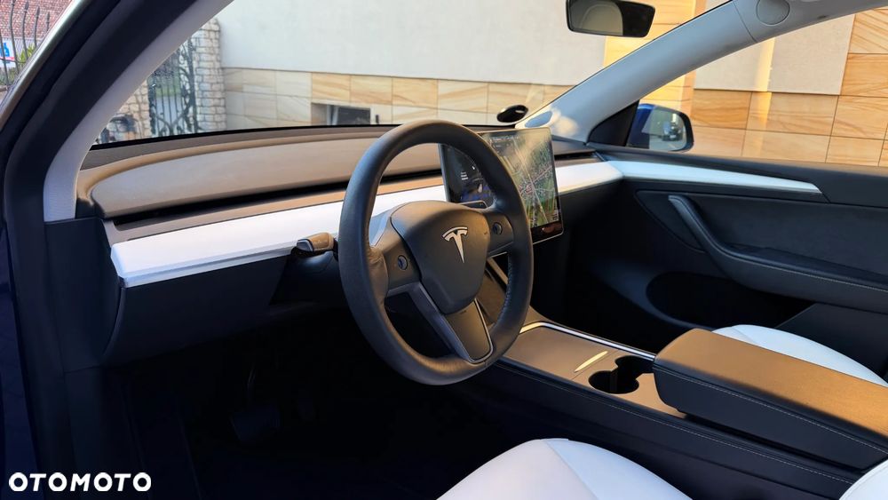 Tesla Model Y Long Range AWD - 17
