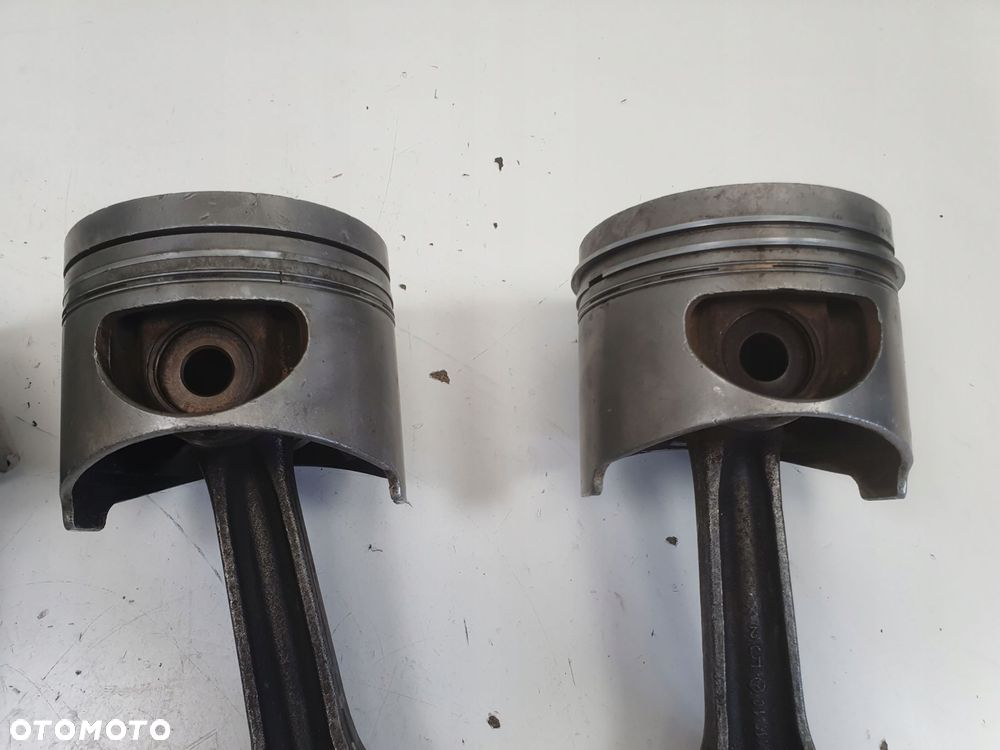 Mercedes W126 C126 5.6 V8 560 SEC TŁOK Korbowód - 5