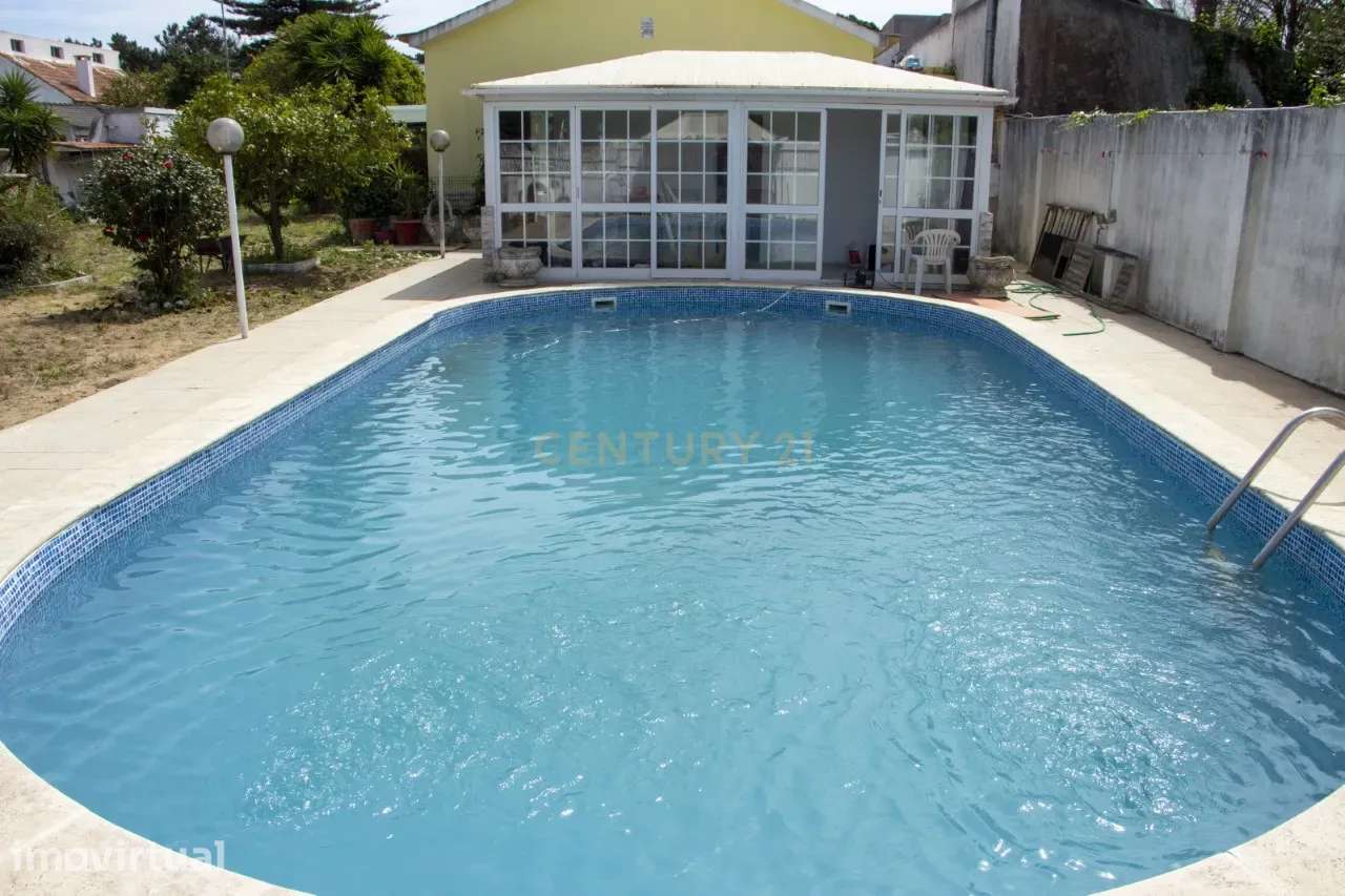 Moradia com Piscina e Terreno com 735 m² - View 2