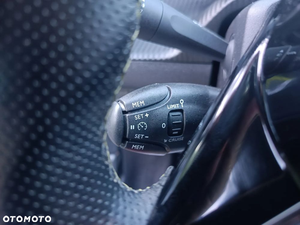 Peugeot 208 - 18