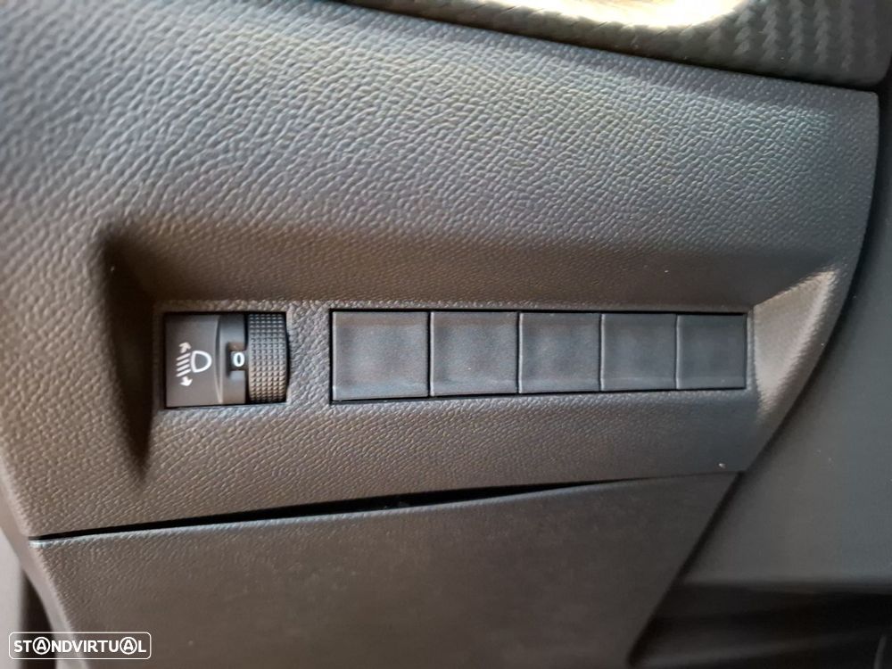 Peugeot 2008 1.2 PureTech Allure - 19