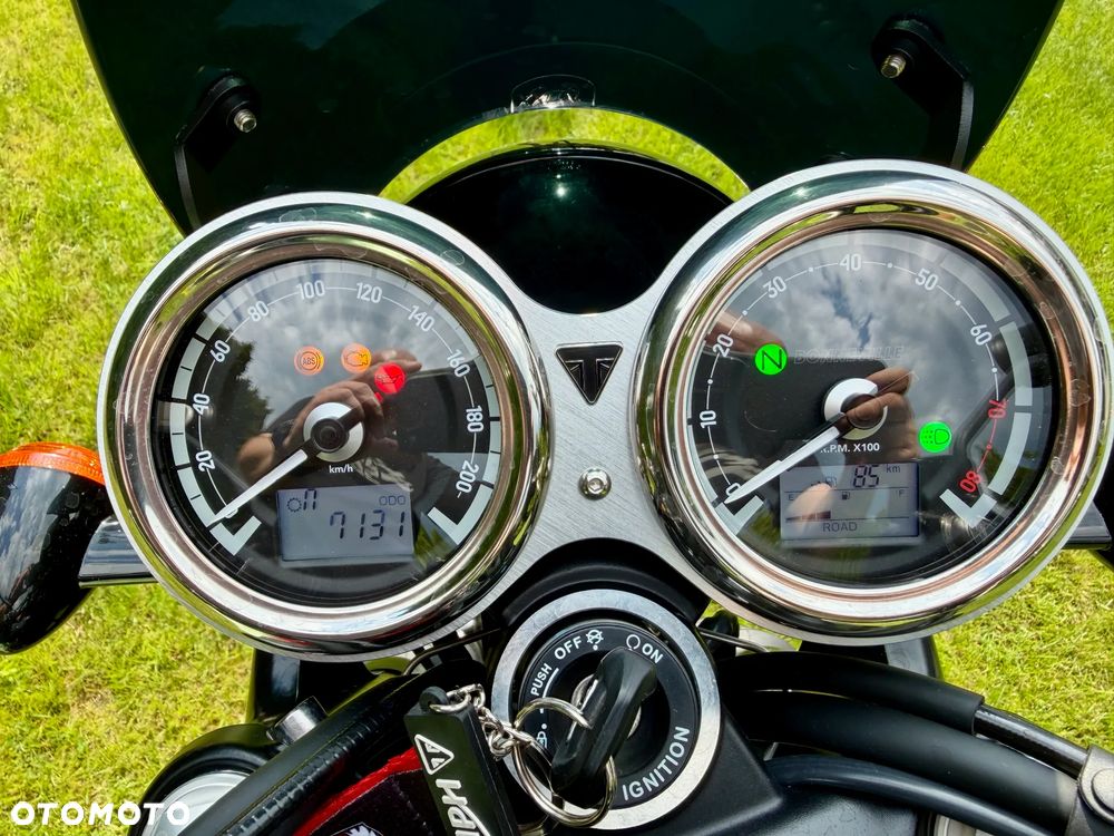 Triumph Bonneville - 9