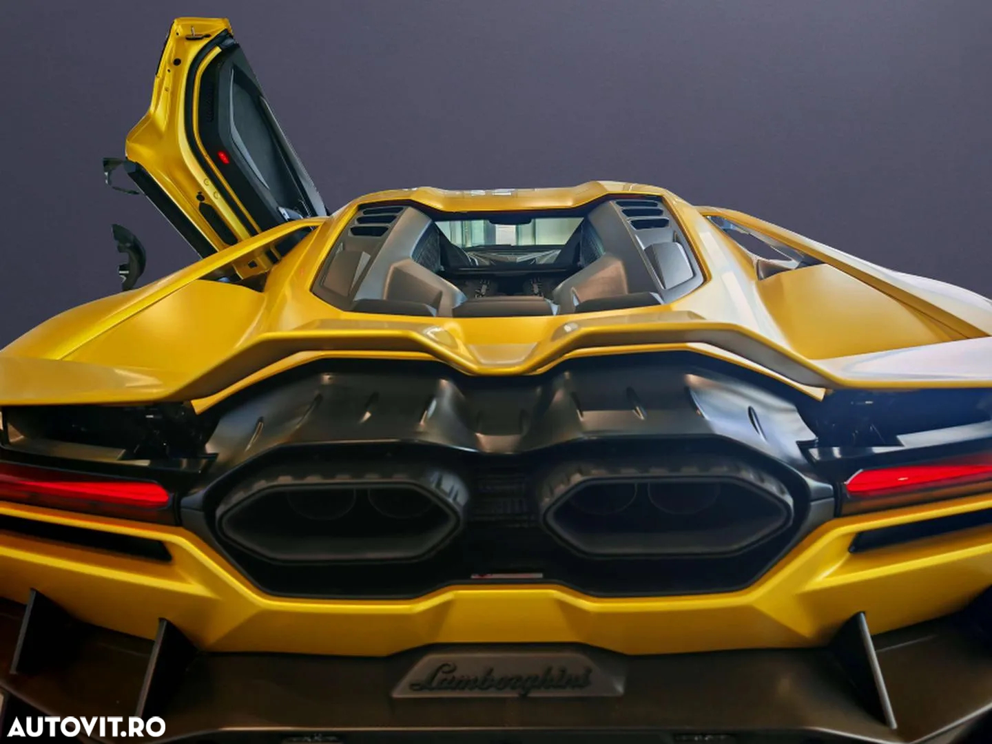 Lamborghini Revuelto - 12