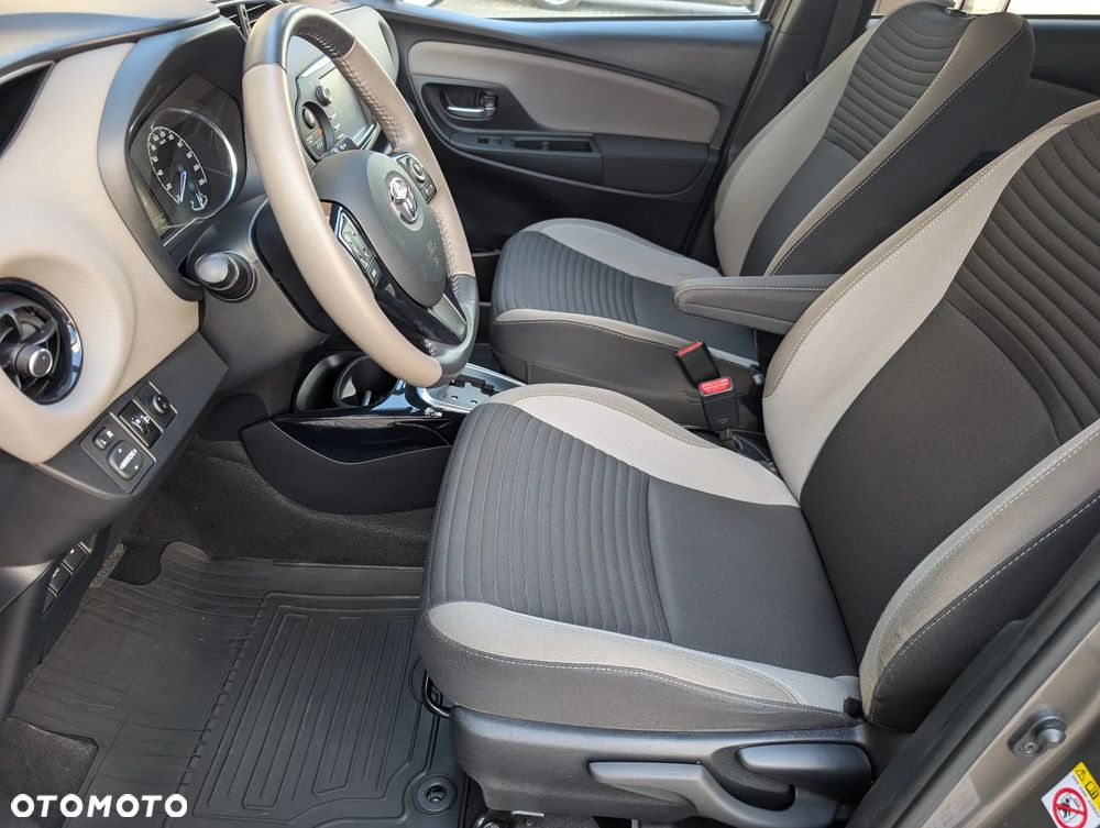 Toyota Yaris Hybrid 100 Selection Passion - 17