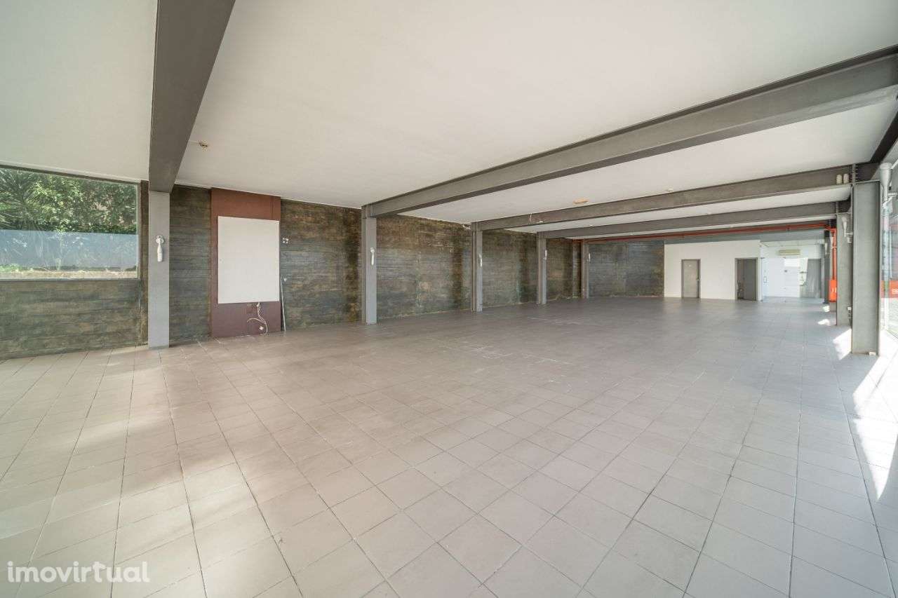 Ampla Loja a 2 minutos do centro da cidade de Guimarães - Grande imagem: 5/12