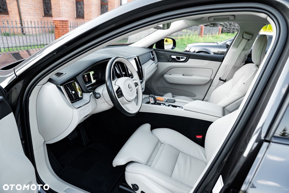 Volvo XC 60 D5 AWD R-Design - 19