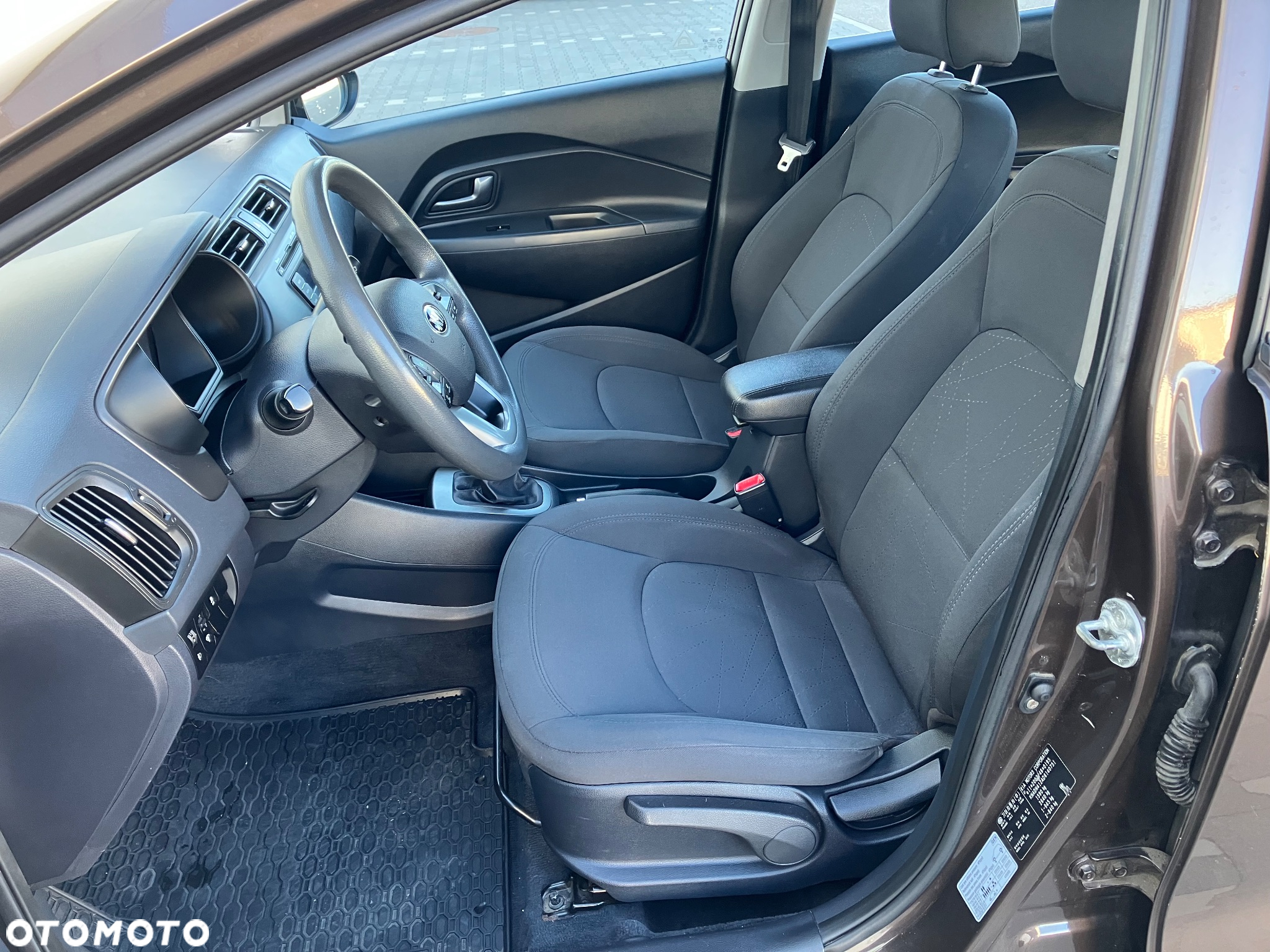 Kia Rio 1.4 M - 12