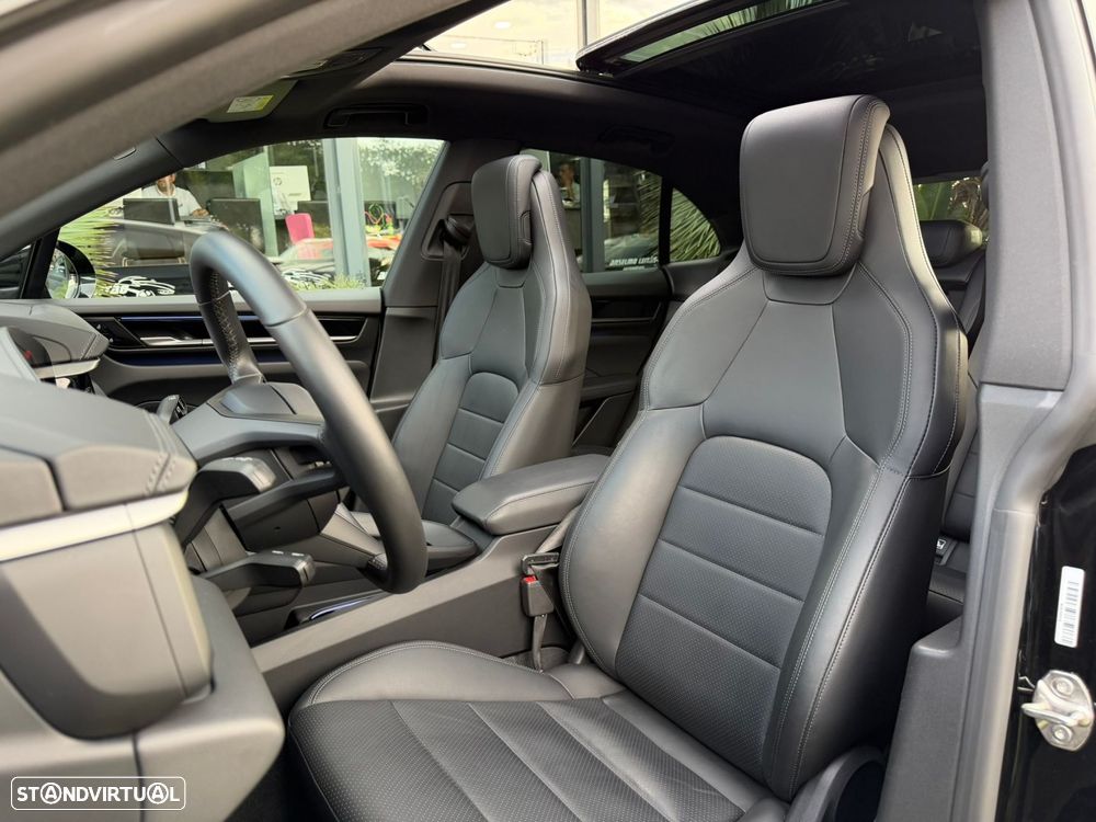 Porsche Macan Electric 4 - 18