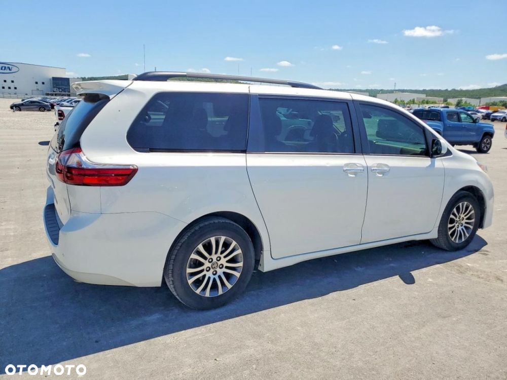 Toyota Sienna - 2
