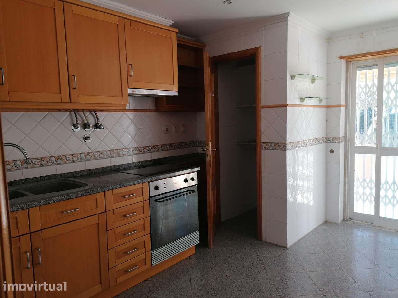 T1 em Massamá com segurança e cozinha equipada - Grande imagem: 2/13