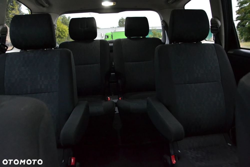 Toyota Avensis Verso 2.0 - 13