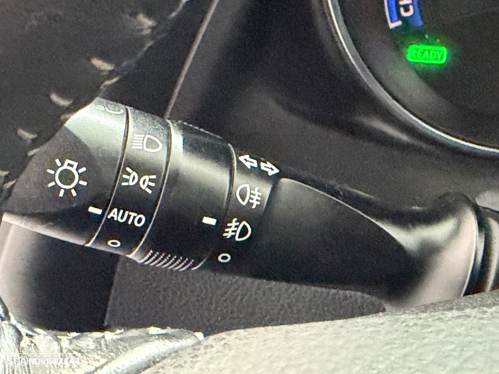 Toyota Auris Touring Sports 1.8 HSD Comfort+P.Sport - 24