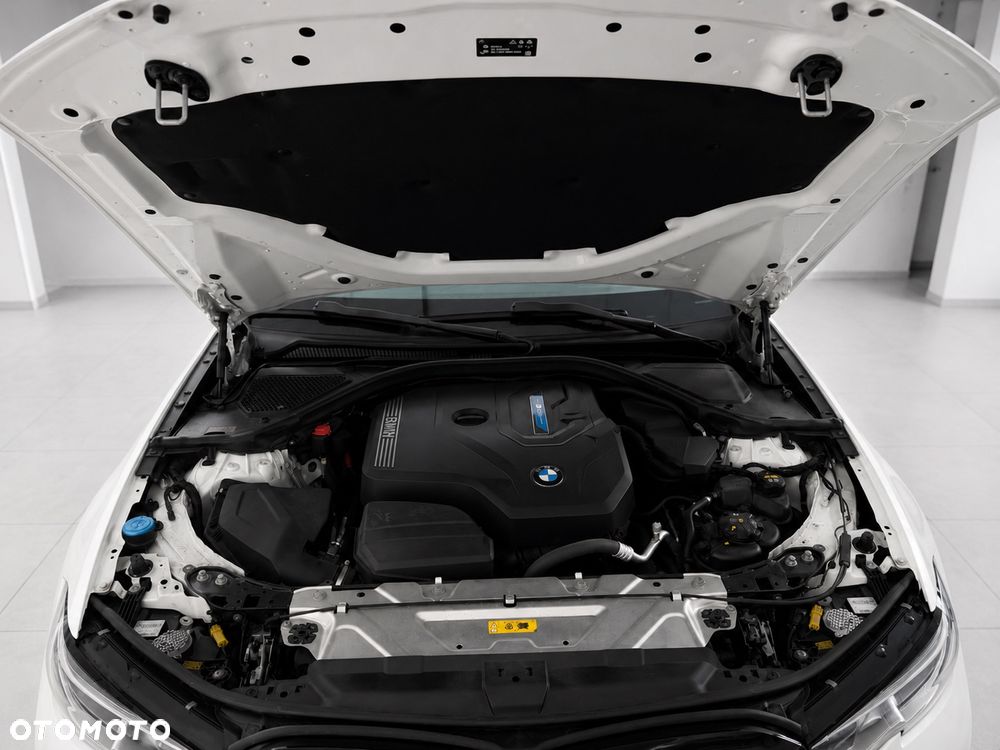 BMW Seria 3 330e xDrive M Sport sport - 9