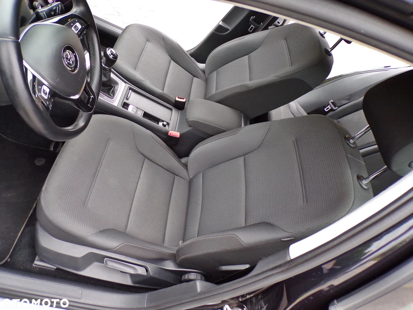 Volkswagen Golf - 25