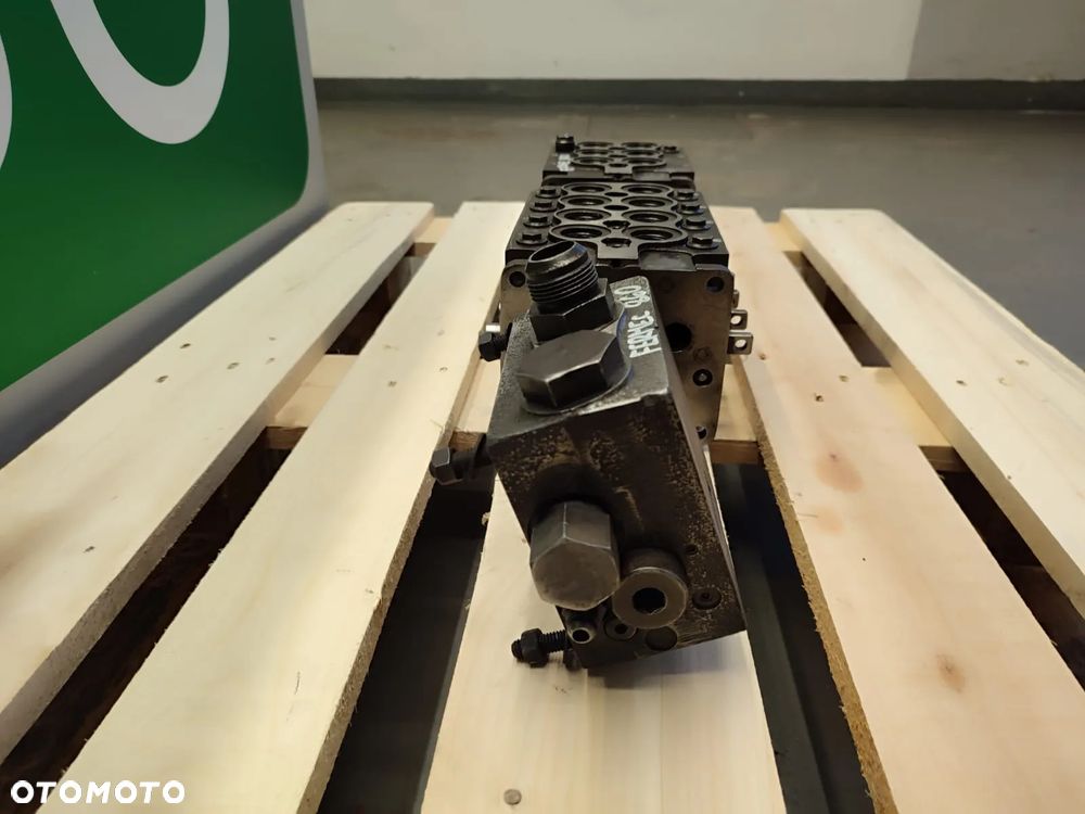 Blok hydrauliczny 161B7017 140A26687 161B5001 Fermec 860 - 10