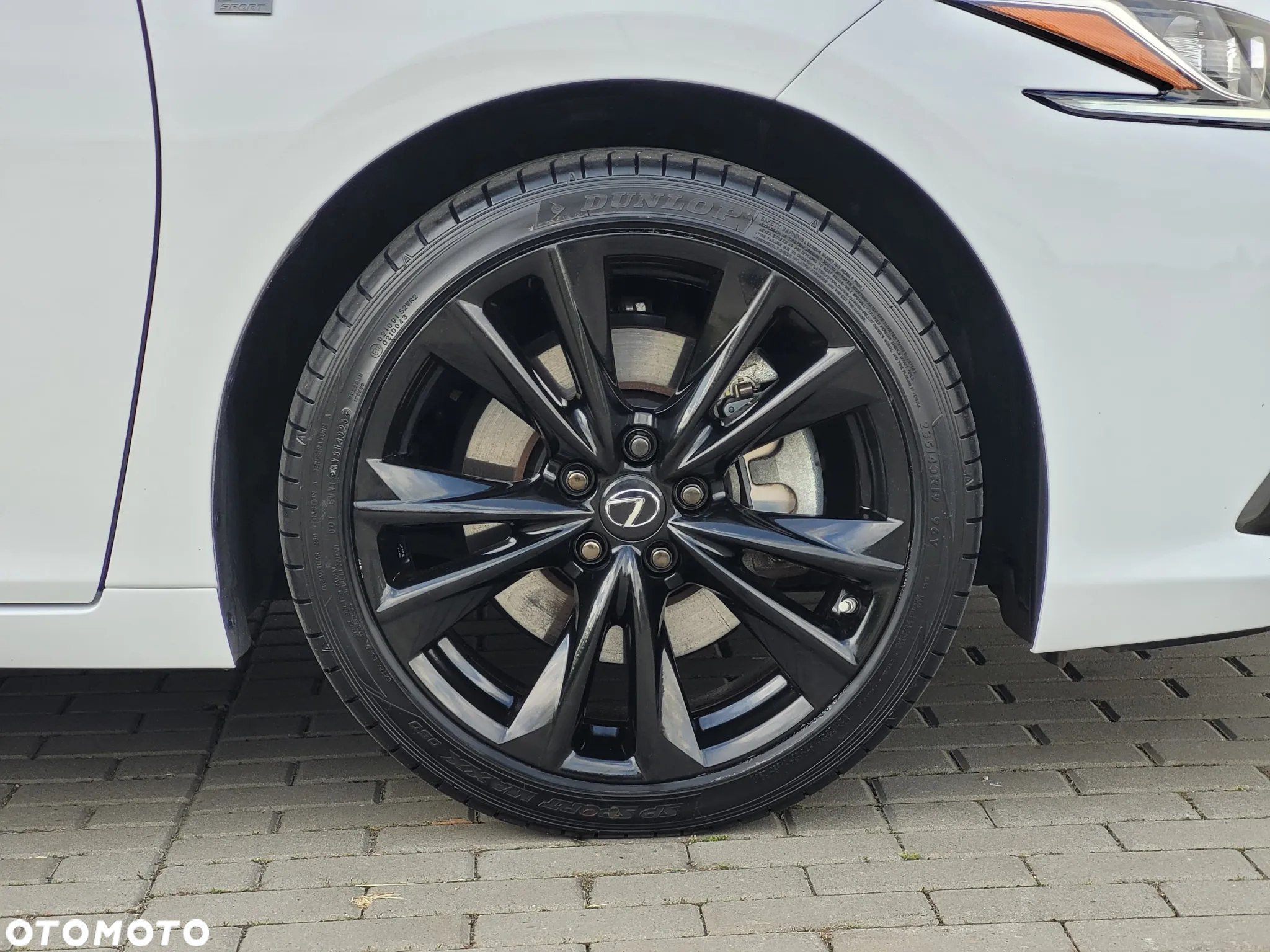 Lexus ES 300h F Sport Design - 13