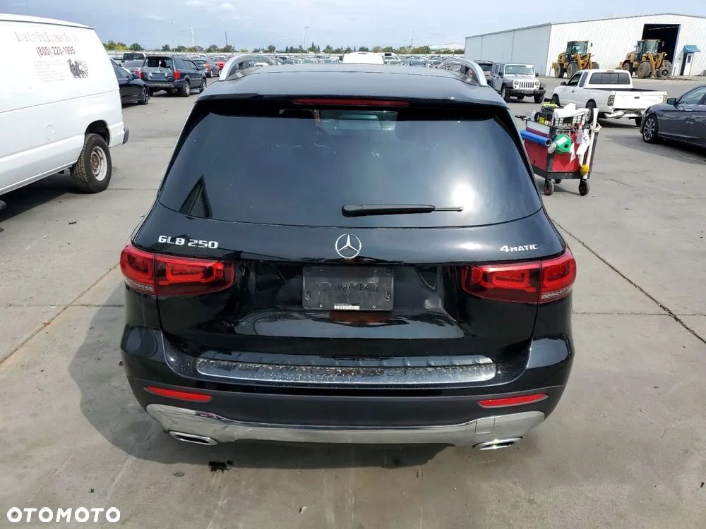 Mercedes-Benz GLB 250 4Matic 8G-DCT - 7