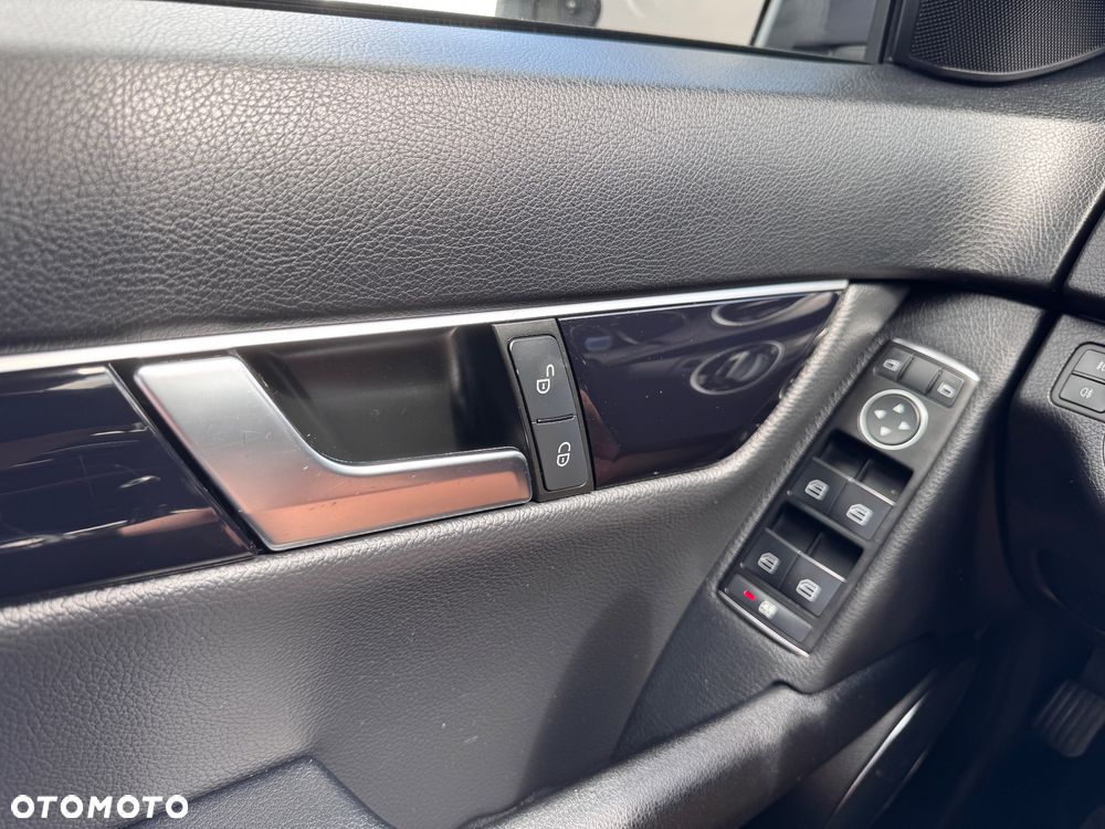 Mercedes-Benz Klasa C 220 CDI DPF Elegance - 32