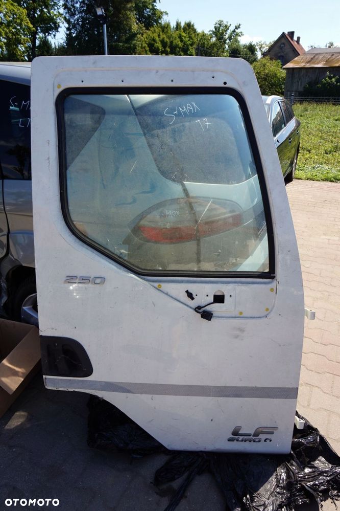 DRZWI PRZEDNIE PRAWE  KOMPLETNE EURO 6 BIAŁY DAF LF - 1