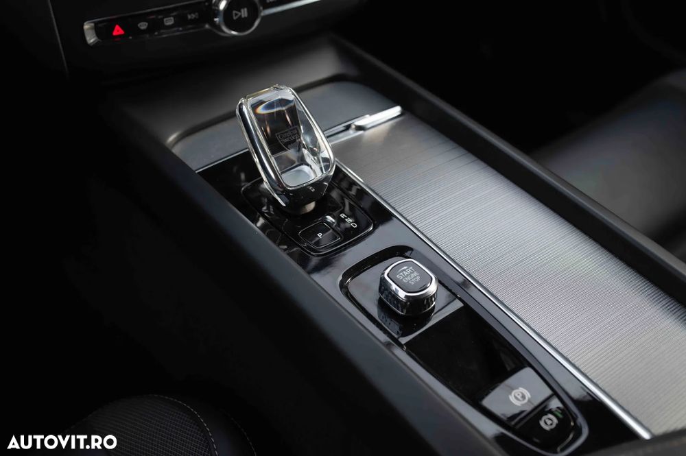 Volvo XC 60 B4 MHEV AT AWD Plus Dark - 37