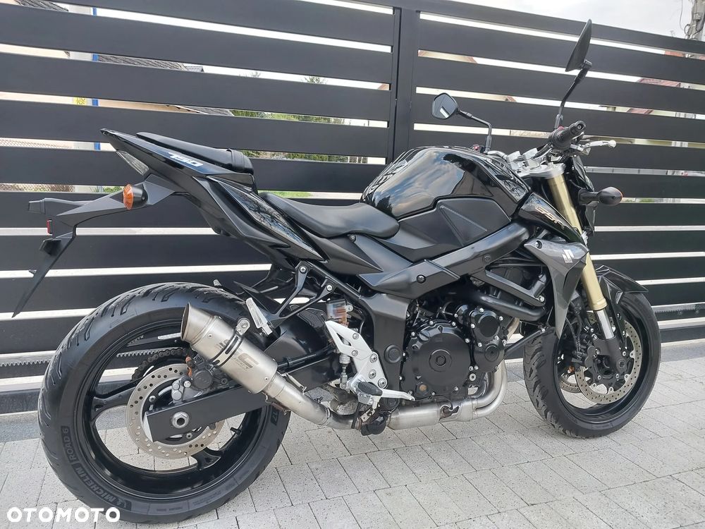 Suzuki GSR - 4