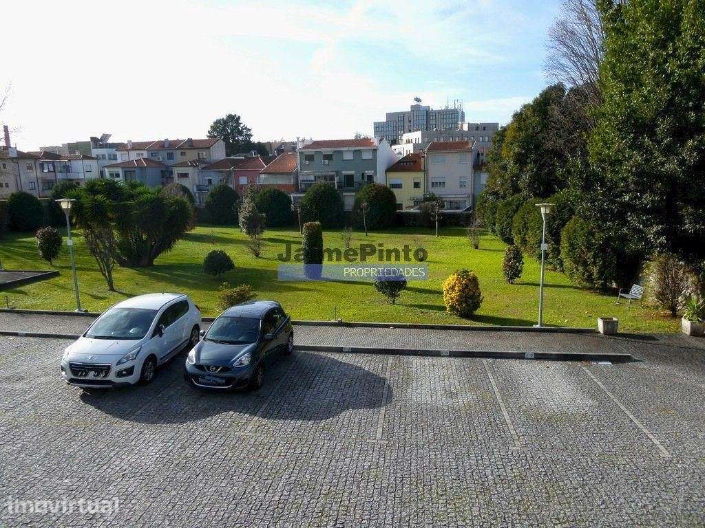 Loja 385m2 com 2 L.G., próx. Rotunda da Boavista. Portugal, Porto. - Grande imagem: 3/4