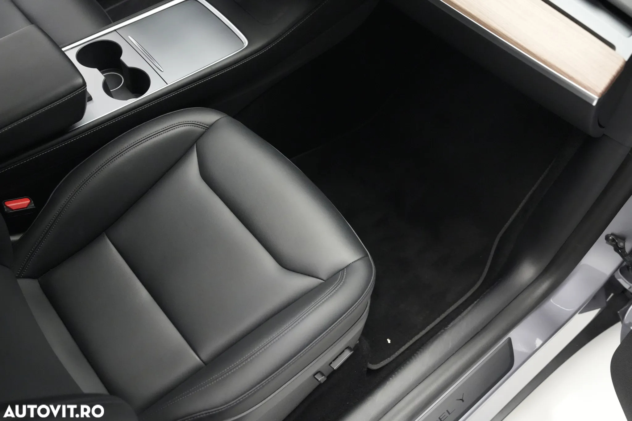Tesla Model Y AWD Long Range - 37