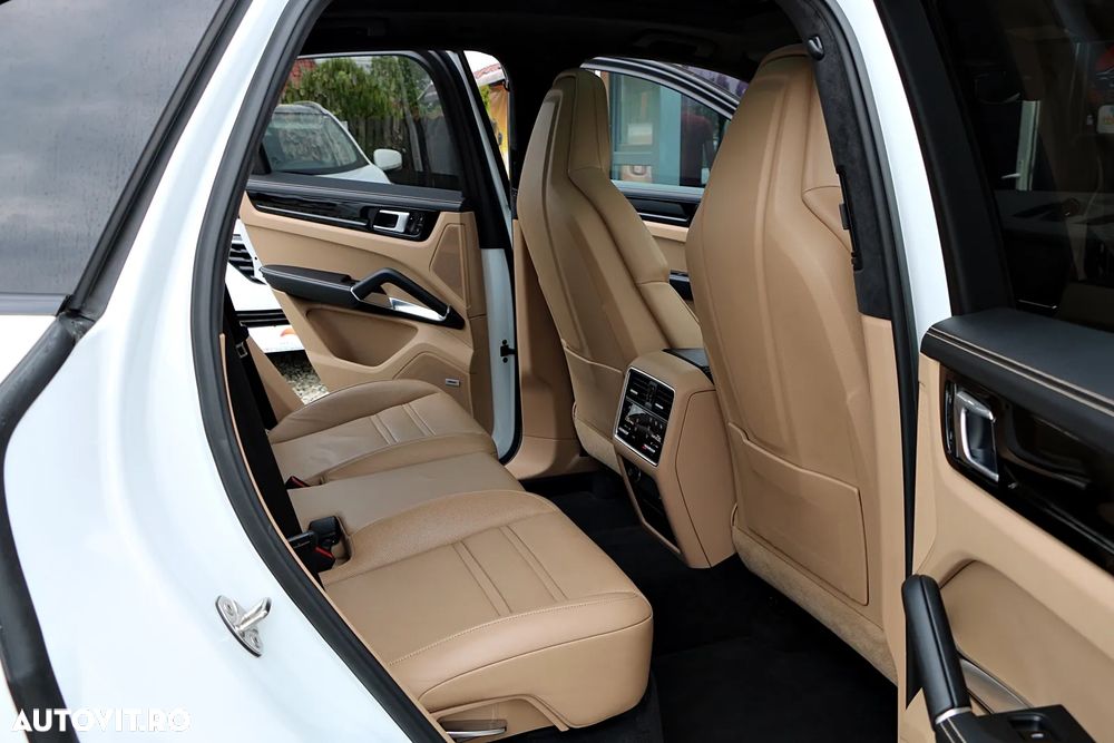 Porsche Cayenne Turbo - 16