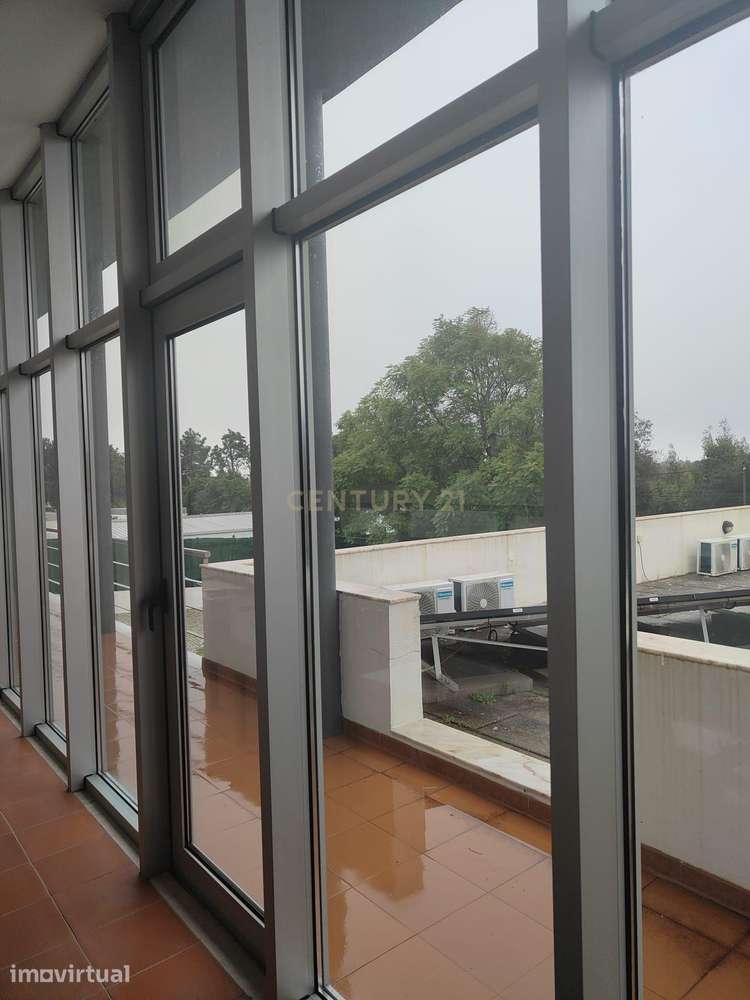 Quinta Exclusiva com Moradia T4, Bungalows e Excelente Potencial de In - Grande imagem: 3/23