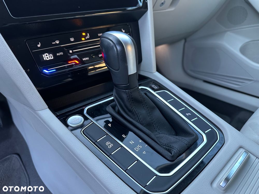 Volkswagen Passat Variant 2.0 TDI SCR DSG Elegance - 25