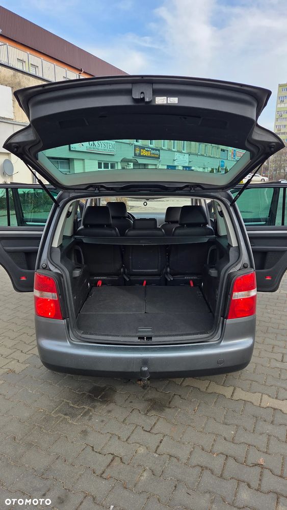 Volkswagen Touran 2.0 TDI Trendline DSG - 18