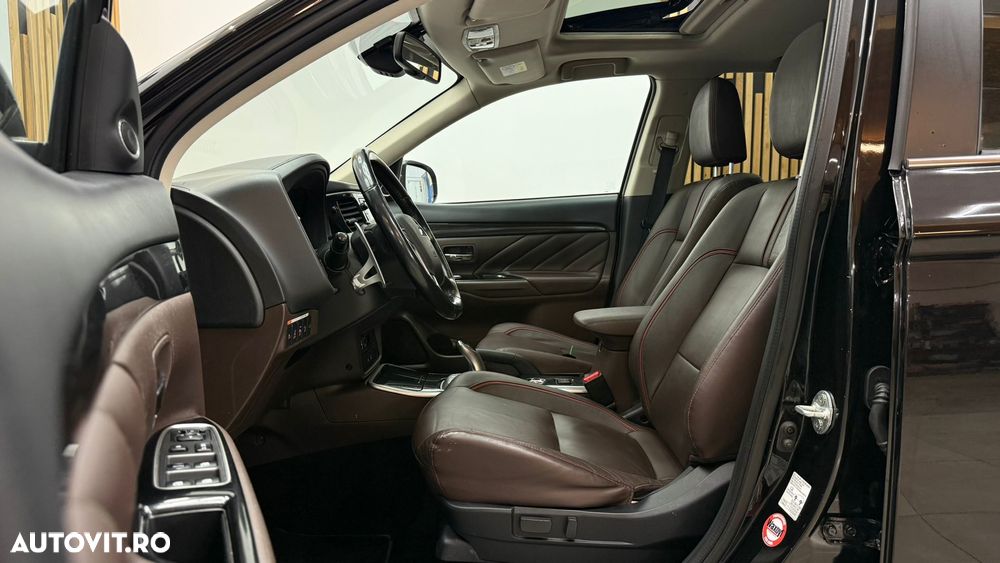 Mitsubishi Outlander 2.0 4WD Plug-In Hybrid - 17