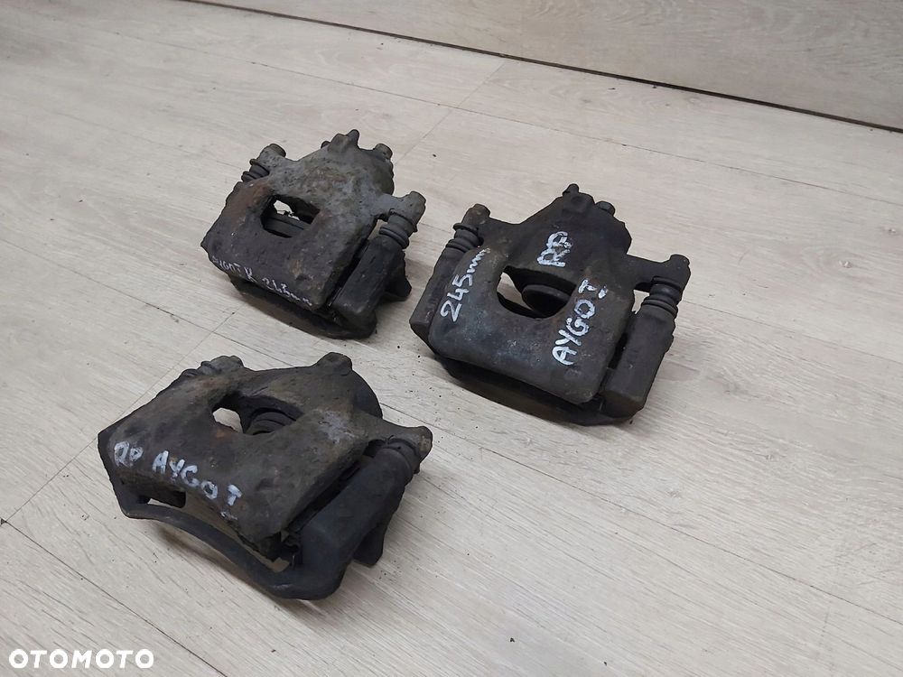 Toyota AYGO I 05-13 zacisk prawy przód jarzmo prawe - 2