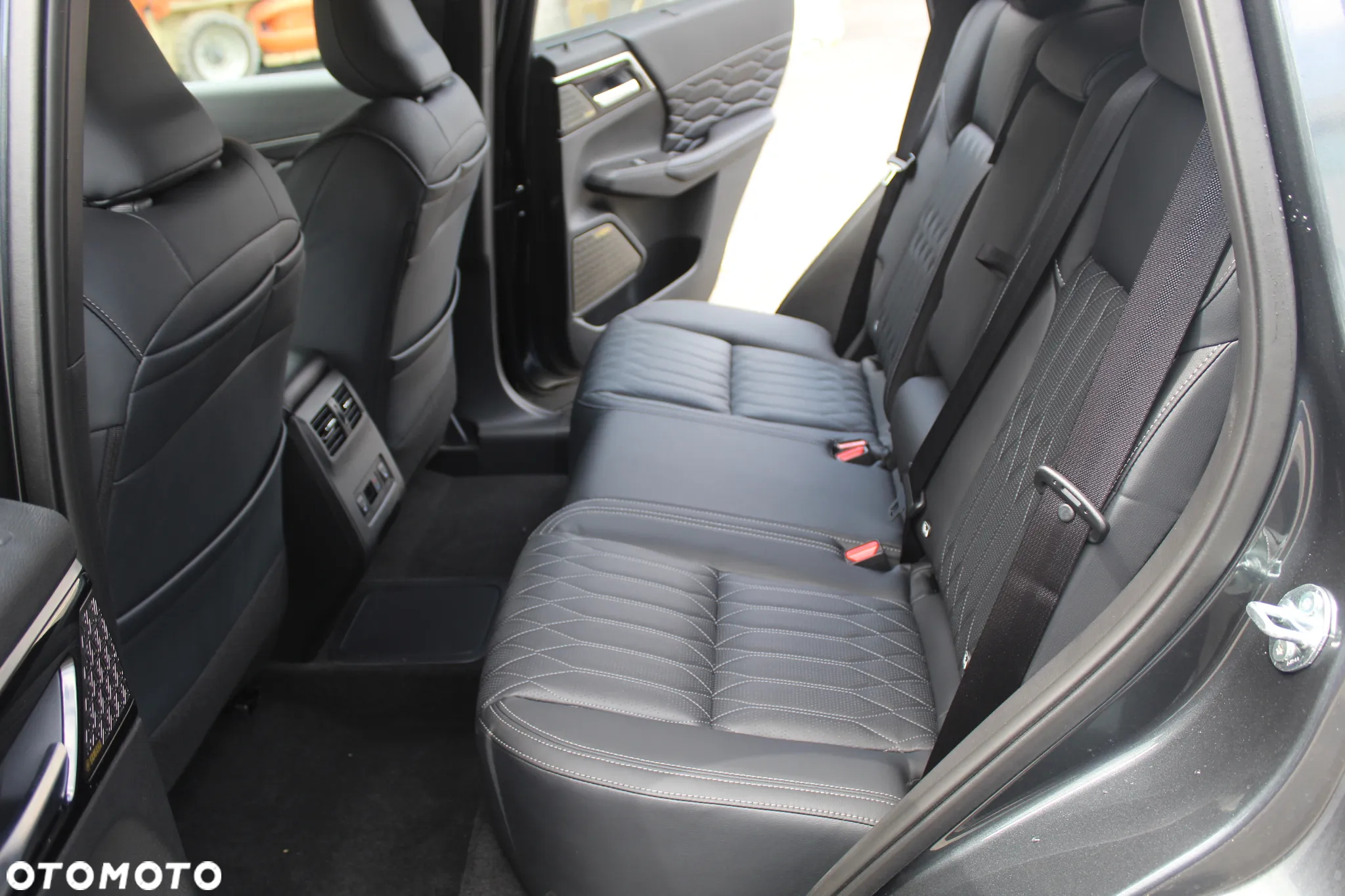 Mitsubishi Outlander ver-phev-instyle - 13