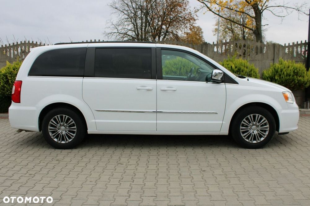 Chrysler Town & Country - 32