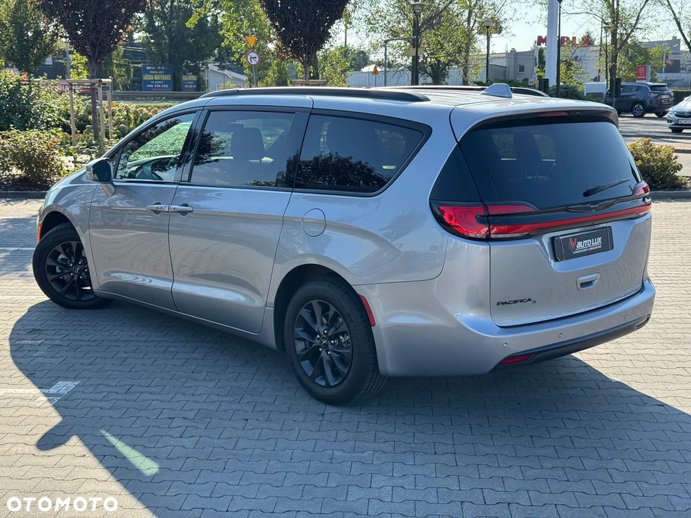 Chrysler Pacifica - 4